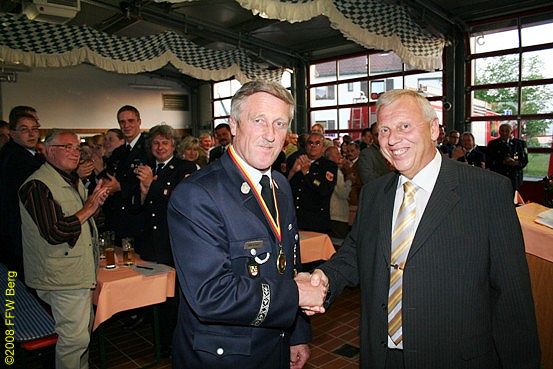 B�rgermeister Peter R�delt gratuliert nach der Verleihung der Verdienstmedallie in Gold