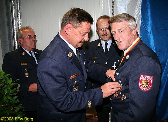 Manfred Peetz wird durch KBR Wilfert das Feuerwehr-Ehrenkreuz verliehen.