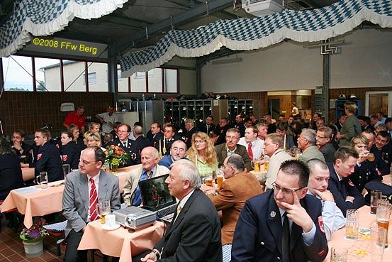 Die geladenen G�ste verfolgen die Laudatien zu Ehren von Manfred Peetz