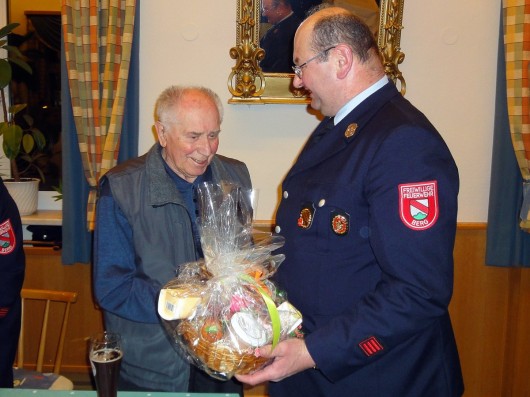 Eine Ehrung der besonderen Art erhielt unser Ehrenmitglied Alfred Schnabel. Er wurde durch 1. Vorstand Gerhard Brühschwein für 70 Jahre Mitgliedschaft im Feuerwehrverein geehrt. Alfred Schnabel war auch in der aktiven Wehr tätig und hat die Berger Wehr maßgeblich mit aufgebaut und gestaltet!