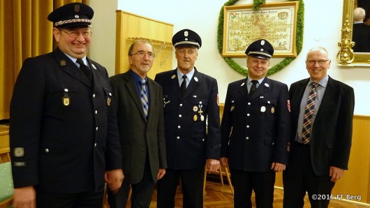 JHV 2015 Gruppenbild der Geehrten im Feuerwehrverein